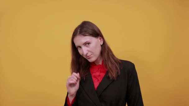 Sorriso Feminino Feliz Mostra Dedo Avançado. Pessoas confiantes, líderes — Vídeo de Stock