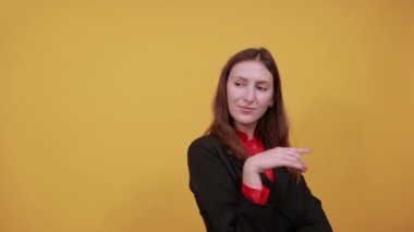 Mutlu Kadın Gülümsemesi Yönlendirme Forefinger 'ı gösteriyor. Kendine güvenen, barışçıl insanlar