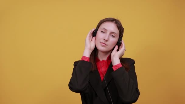 Mujer con placer escuchando música con auriculares. Personas Músicos — Vídeo de stock