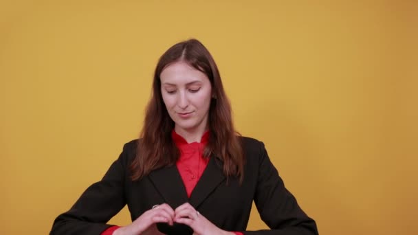 Ευτυχισμένο θηλυκό δείχνει τα χέρια σχήμα καρδιάς. Η ιδέα ερωτεύτηκε — Αρχείο Βίντεο