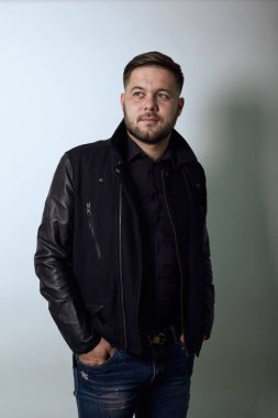 Ciddi adam ellerini cebinde tutar ve başka yere bakar. Havalı İnsanlar Konsepti