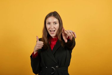 Mutlu Kadın Gülümsemesi Yönlendirme Forefinger 'ı gösteriyor. Mutlu İnsanların Kavramı, Suçluluk