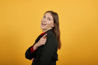 Mutlu Kadın Gülümsemesi Yönlendirme Forefinger 'ı gösteriyor. Motive İnsanlar, Gösterge