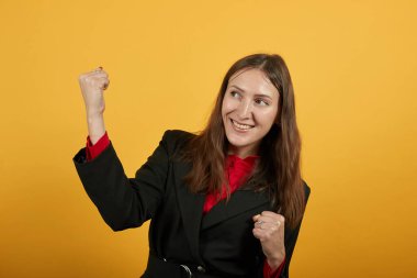 Mutlu Kadın Gülümseyen Elleri Yumruklara Bağlayıp Kaldırdı. Neşe, Zafer