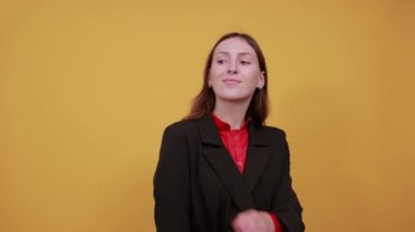 Mutlu Kadın Gülümsemesi Yönlendirme Forefinger 'ı gösteriyor. Motive İnsanlar, Gösterge