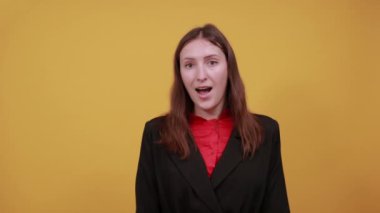 Mutlu Kadın Gülümsemesi Yönlendirme Forefinger 'ı gösteriyor. Mutlu İnsanların Kavramı, Suçluluk