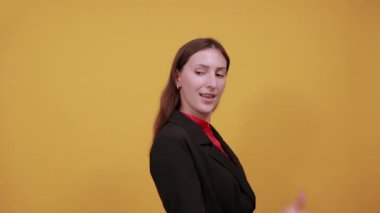 Mutlu Kadın Gülümsemeleri Elini Yumruğa Tuttu, Kaldırdı. Başarı, Liderlik