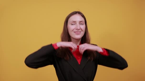 Mutlu Kadın Gülümsemesi Yönlendirme Parmaklarını Gösteriyor. "Kendinden emin, içten" kavramı — Stok video
