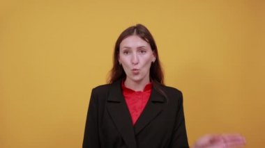 Karışık Kadın Yönlendirme Forefinger 'ı Gösteriyor, Suçlu Gösteriliyor. Hangdog Konsepti