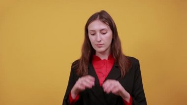 Kadın, ellerini başının üstüne koyup acı çekmekten yorulmuş. Baş ağrısı, migren.