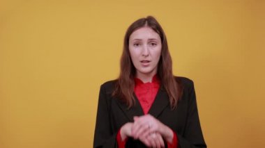 Korkmuş kadın şaşkın bir bakışla elleriyle dokunuyor. Korku, İnsanların Şoku.