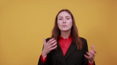 Baştan çıkarıcı kadın flörtleri, dudaklarıyla hava öpücüğü veriyor. Aşk ve İyilik