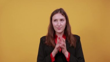 Neşeli kadın sürpriz bir şekilde el ele tutuşuyor ve sürprizlere tepki veriyor. Şok oldum.