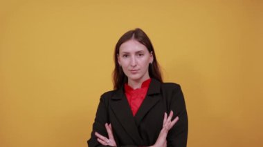 Kendine güveni tam bir kadın ellerini göğsüne dayar ve onları çaprazlama yere serer. Amaçlı İnsanlar