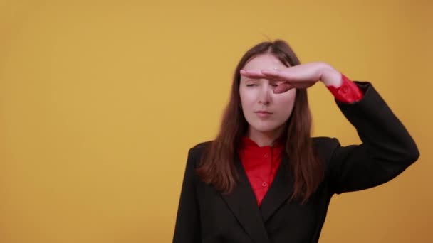 Összpontosított nő fogja kéz a homlok és belenéz a távolság. Elmélkedés — Stock videók