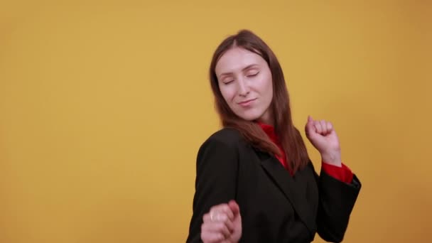 Radosna kobieta Ręce do góry, Taniec. Concept Szczęście, Przyjemność ludzi, Tancerz — Wideo stockowe