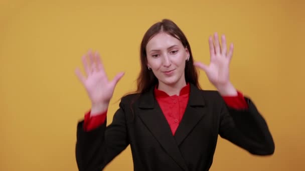 Aptal Kadın Komik Yüzler Gösteriyor, Ellerini Yüzüne Çeviriyor. Komik, çocuksu — Stok video