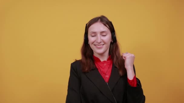 Happy Female Sourire, danser, écouter de la musique avec des écouteurs. Goût musical — Video