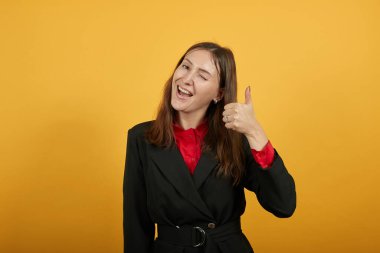 Mutlu Kadın Gülümseyen, Elini Kaldıran, Parmaklarını Gösteren. Başarılı, Nazik