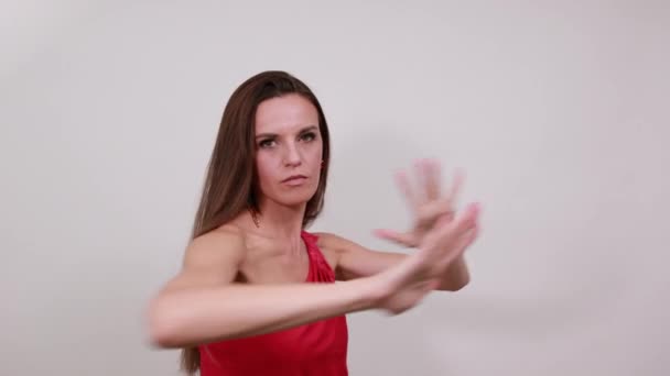 Agresszív nő tett védekező álláspontot a kezét, és készen áll, hogy sztrájk. — Stock videók
