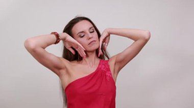 Kameranın önünde havalı kadın pozu veriyor. El ele tutuşuyor. İnsan Modelleri