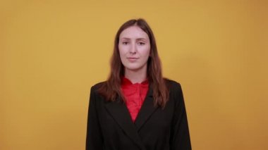 Dost canlısı bir kadın merhaba demek için uzanır. İyi İnsan Görgü Kuramı