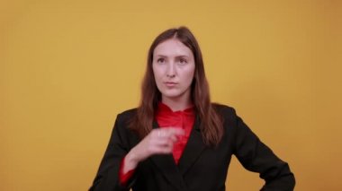 Yüzüne karşı elini tutan, düşünen odaklanmış bir kadın. Akıllı İnsanların Kavramı