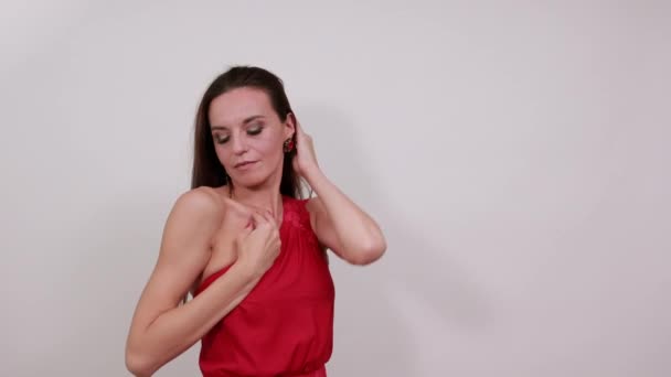 Die süße Frau berührt sanft ihre Hände am Körper. Zärtlichkeit und Freundlichkeit der Menschen — Stockvideo