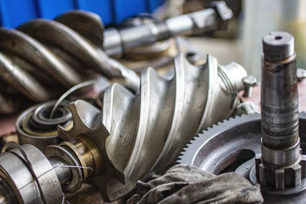 Uzun zamandır çalışmakta olan bir tornavida kompresörünün detayları.