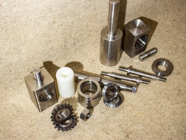 Torna tezgahında çeşitli demir kuru sıkı yapılır..