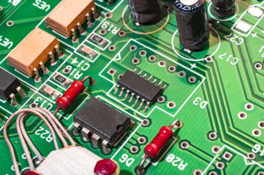 Robotları kontrol etmek için karmaşık devresi olan yeşil bir çip..