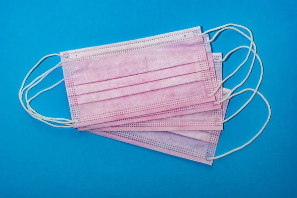 Mavi arka planda mikroplara karşı korunmak için giyinmek.