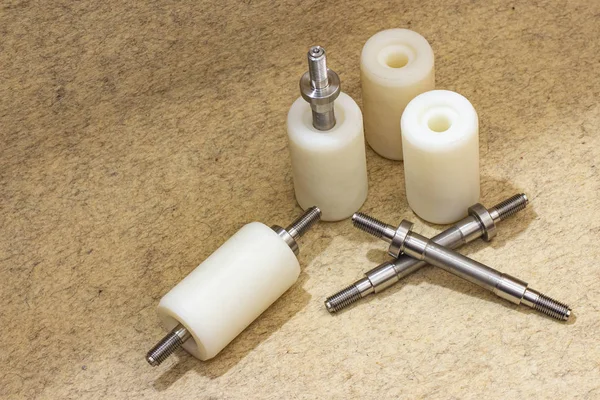 Caprolon silindirli çelik şaftlar.