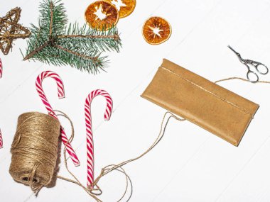 Karamelli güzel bir yeni yıl hediyesi paketliyorum..