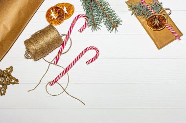Karamelli güzel bir yeni yıl hediyesi paketliyorum..