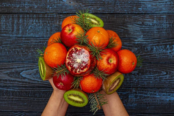 Mavi ahşap arka planda bir buket meyve..