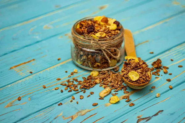 Müsli Mit Mandeln Und Trockenen Beeren Einem Glas Auf Aquamarinfarbenem — Stockfoto