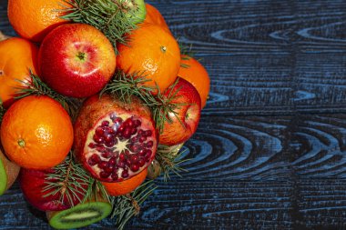 Bademli granola ve mavi arka planda cam bir kavanozda kuru böğürtlen..