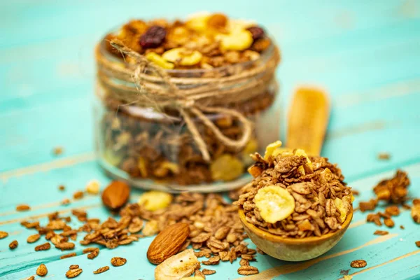 Granola Med Mandel Och Torra Bär Glasburk Akvamarin Bakgrund — Stockfoto