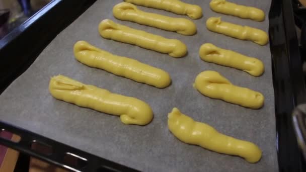 Pasta Pişirmek Için Bir Tepsiye Kondu — Stok video