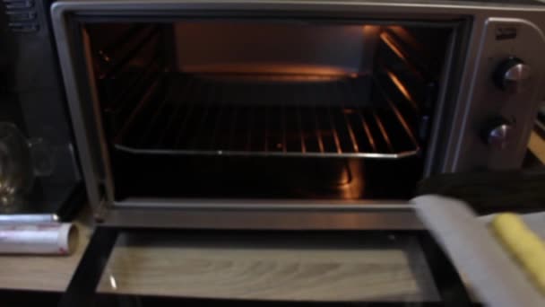 Taart Wordt Een Bakoven Een Bakplaat Gelegd — Stockvideo