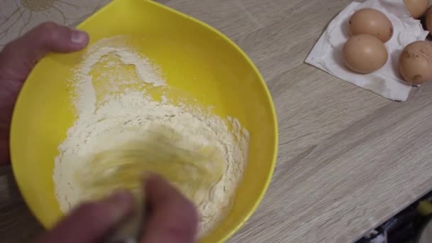 小麦粉に泡立て器で卵を混ぜます — ストック動画