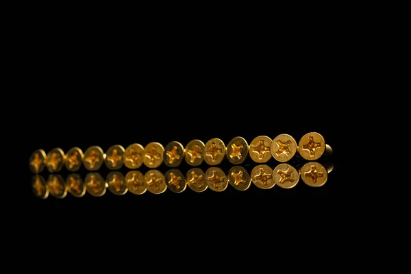 Bronzové Šrouby Pod Šroubovákem Černém Pozadí Odrazem — Stock fotografie