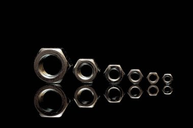 Siyah arka planda 6 fındık.