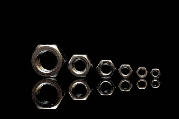 Siyah arka planda 6 fındık.