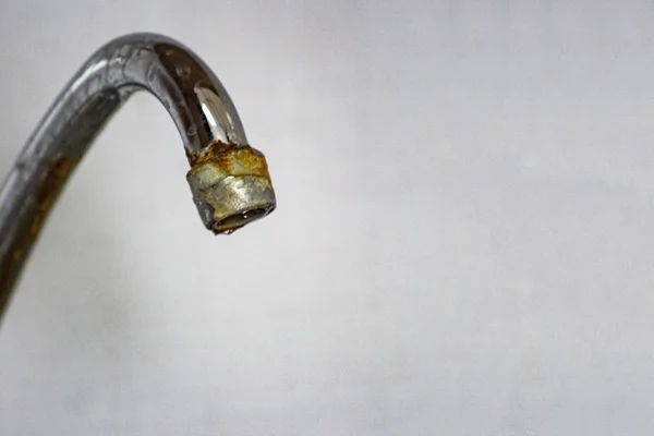 Eski ve paslı bir vinç komşuları su basması için tehlikelidir..