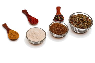 Beyaz arka planda et için tuz ve baharat. İzole et.