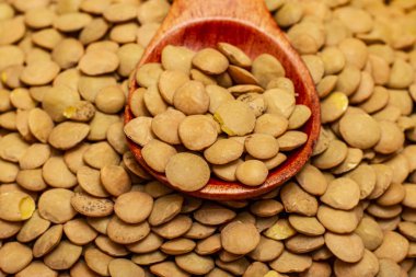 Tahta kaşıkla bir yığın mercimek..