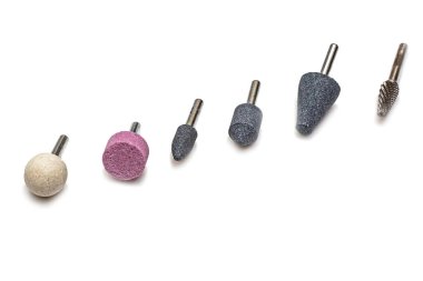 Metal işleme için beyaz zemin delmek üzere aşındırıcı taşlar.