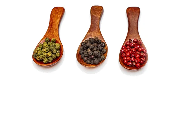 Beyaz arka planda tahta kaşıkta bezelye karışımı.